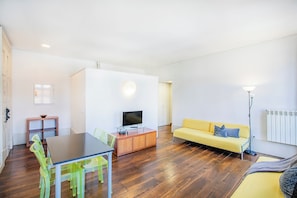 Appartement, 1 chambre | Coin séjour | Livres
