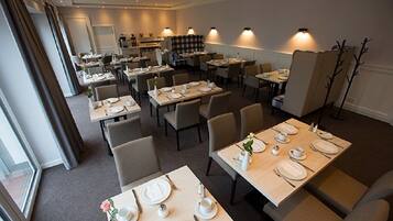 Free buffet breakfast on weekdays