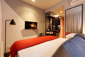 Rom – standard, 1 queensize-seng | Safe på rommet, blendingsgardiner, lydisolert og sengetøy