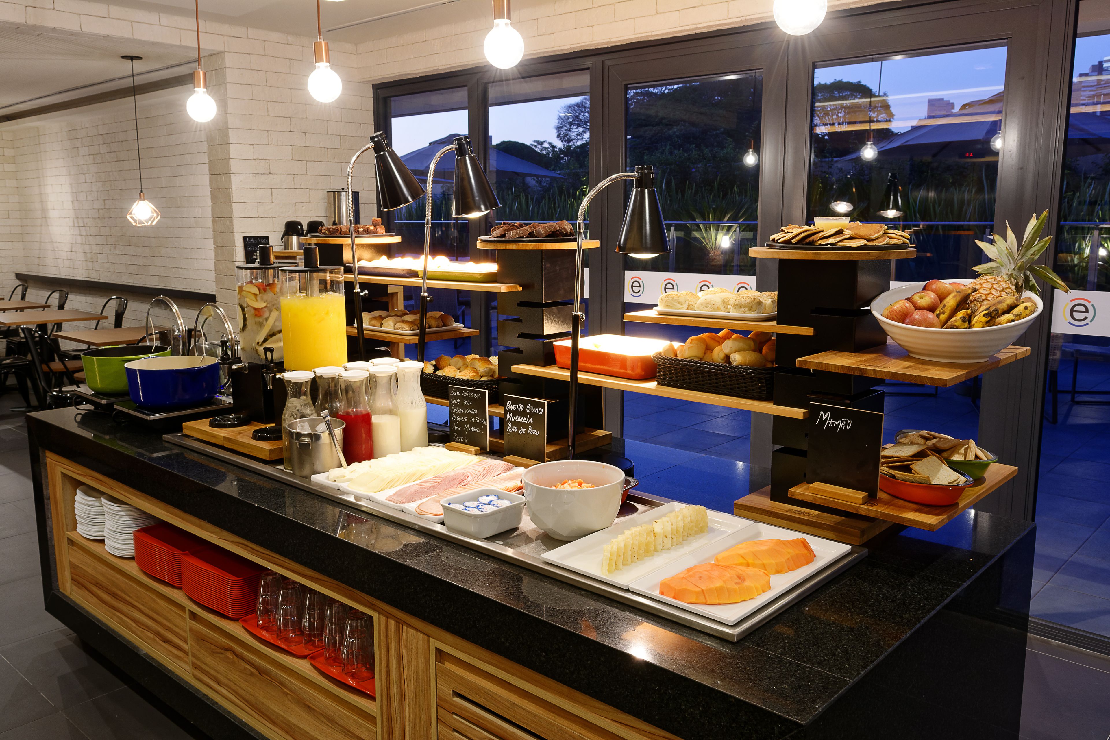 Café da manhã com buffet grátis todos os dias