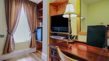 Deluxe Double Room, 1 Double Bed | Desk, iron/ironing board, free WiFi, bed sheets