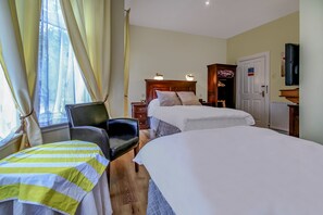 Habitación triple Deluxe, varias camas | Escritorio, tabla de planchar con plancha, wifi gratis y ropa de cama 