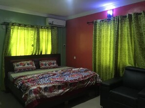 Egyptian cotton sheets, premium bedding, memory-foam beds, desk - Marble Hill Hotel (Lagos)