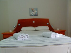 Studio, 1 dobbeltseng, hageutsikt | Strykejern/-brett, wi-fi (inkludert) og sengetøy