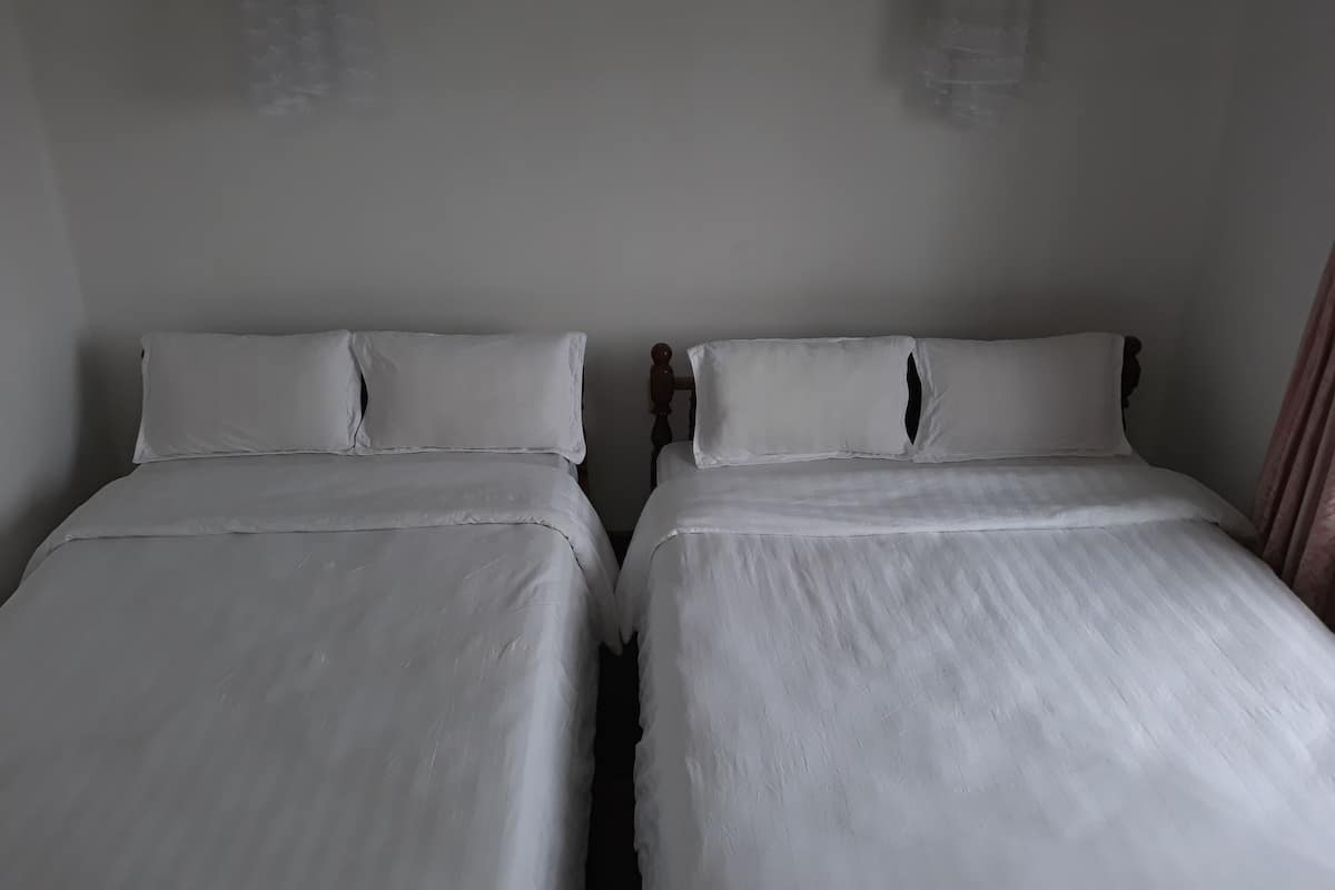 Minibar, escritorio, tabla de planchar con plancha y wifi gratis