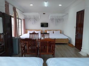Chambre (8 People) | Minibar, bureau, fer et planche à repasser, accès au Wi-Fi (inclus)