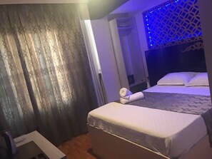 Habitación triple | Caja de seguridad en la habitación y tabla de planchar con plancha