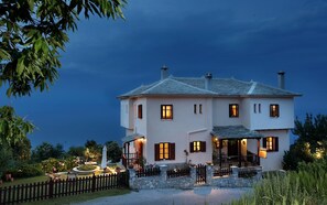 住宿正面 - 傍晚/夜晚