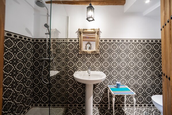Double room with ensuite bathroom | Bathroom | Shower, hydromassage showerhead, hair dryer, bathrobes