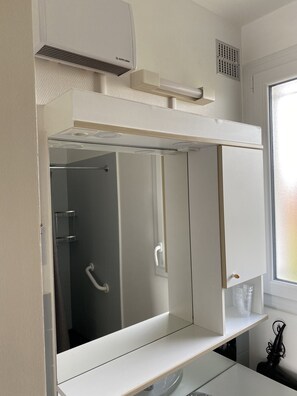 Apartment (N°6) | Bathroom - Le Piquet Résidence (Cazaubon)