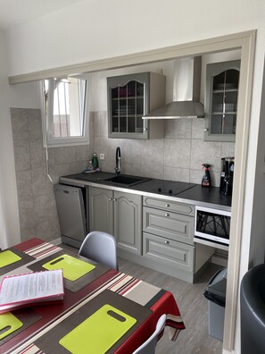 Apartment (N°6) | Dapur peribadi | Peti sejuk/penyejuk beku saiz penuh, ketuhar gelombang mikro, ketuhar 
