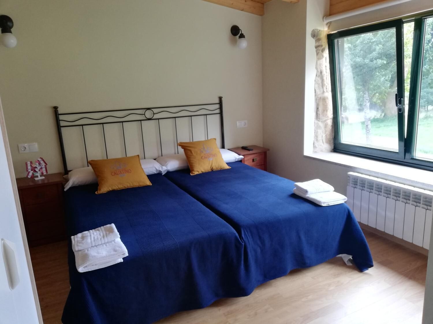 desk, free wifi, bed sheets, wheelchair access