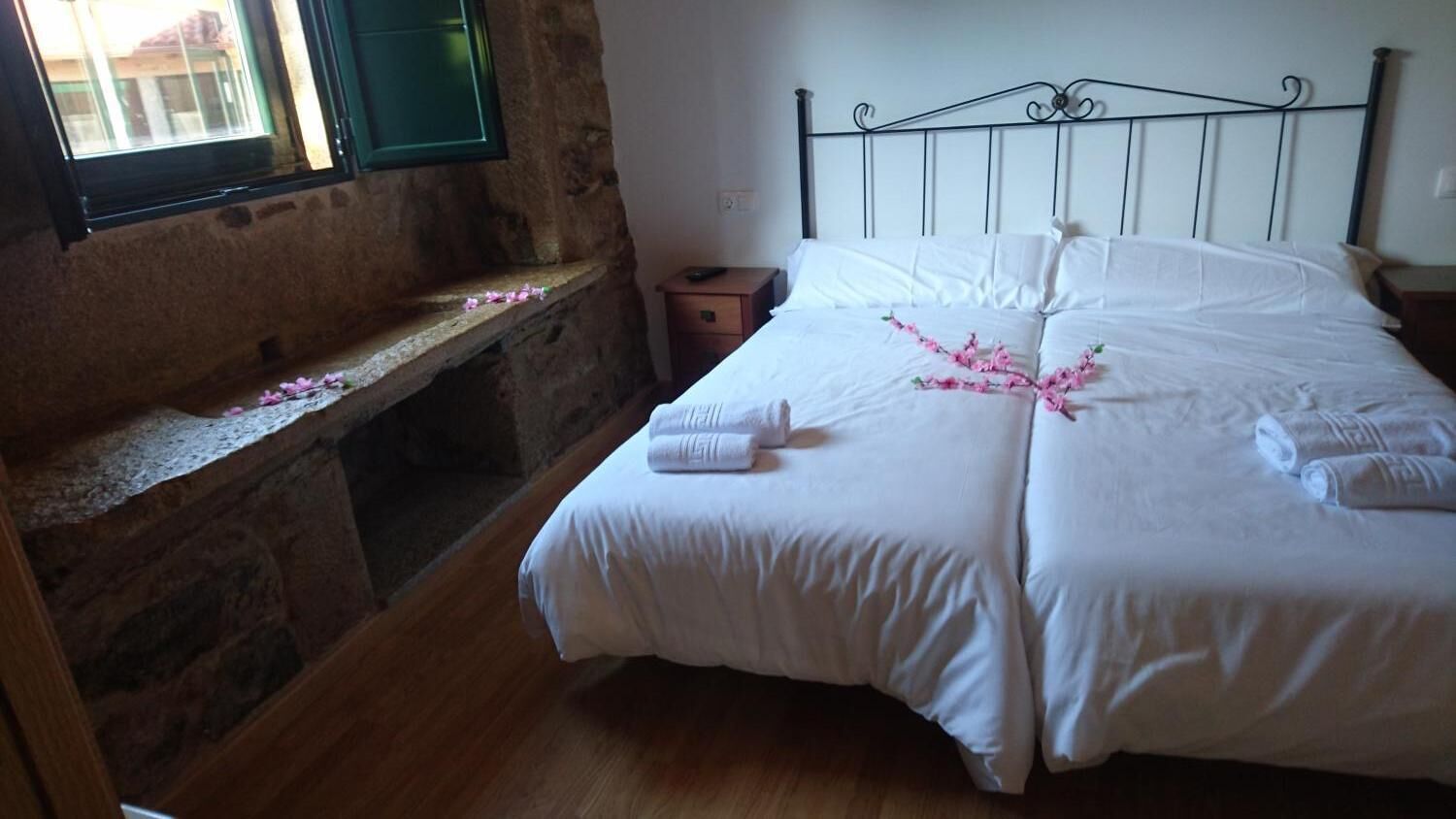 desk, free wifi, bed sheets, wheelchair access