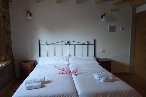 Escritorio, wifi gratis, ropa de cama y accesible en silla de ruedas