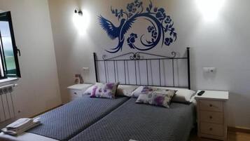 Escritorio, wifi gratis, ropa de cama y accesible en silla de ruedas