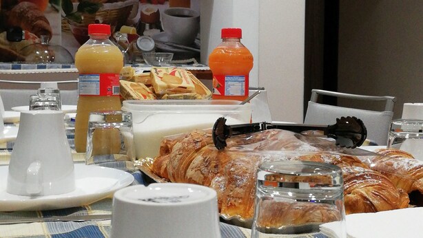 Un bufé de desayuno con diversas opciones de comida y bebidas.