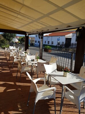 Porch - Hotel Restaurante Carvajal (Torrejon El Rubio)