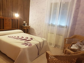 Escrivaninha, Wi-Fi de cortesia, roupa de cama