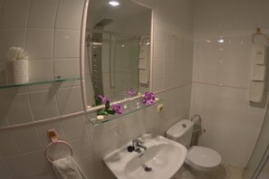 Free toiletries, hair dryer, towels - Hotel Restaurante Carvajal (Torrejon El Rubio)