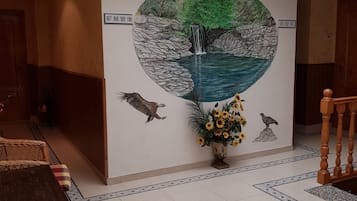 A l'aire lliure, ofereix esmorzars, dinars i sopars