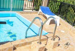 Piscine extérieure, chaises longues