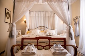 Royal Double Room | Premium bedding, down comforters, pillowtop beds, individually decorated - Casa Isabella (Rocca San Giovanni)
