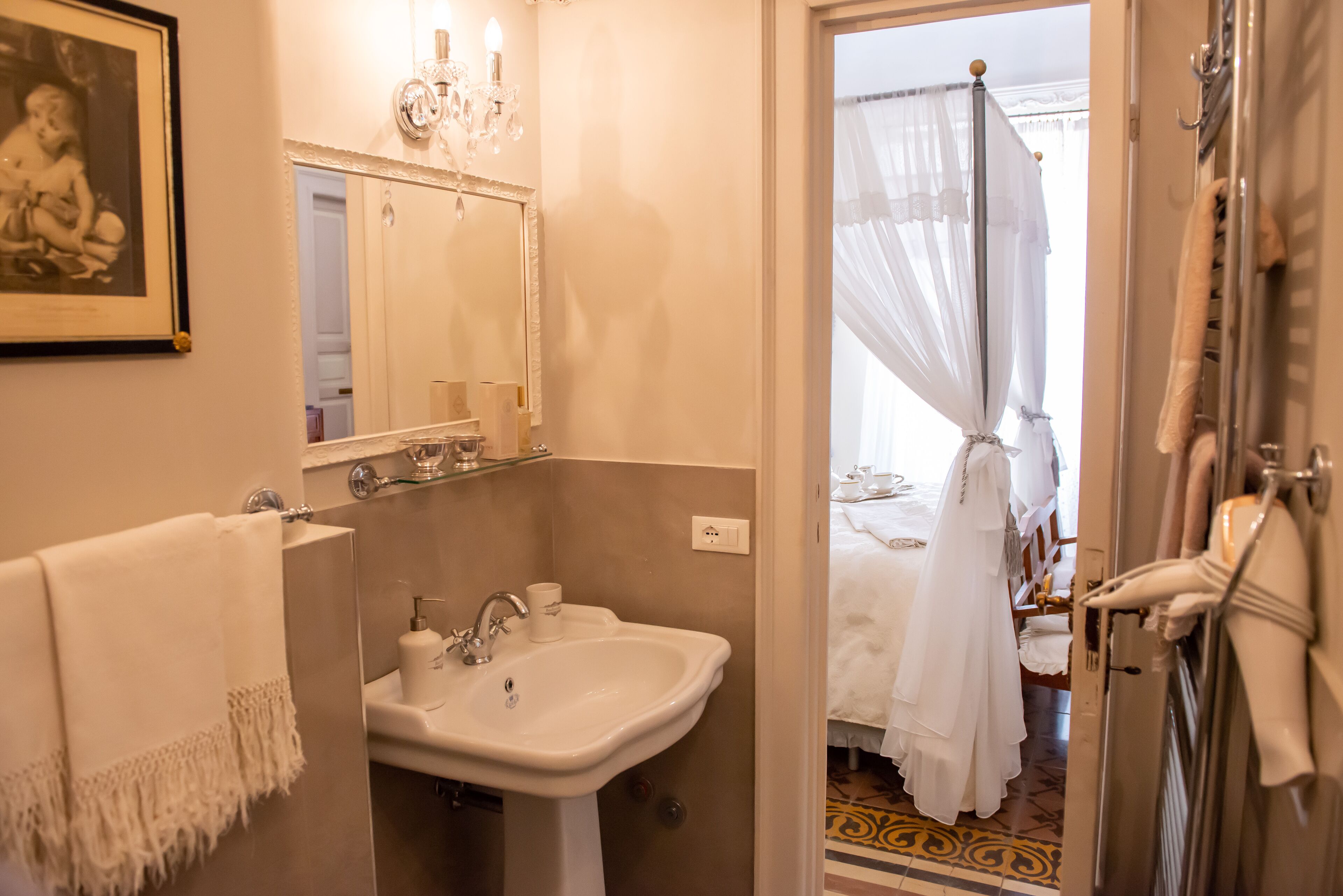 Une salle de bain équipée d’un lavabo, d’un miroir et d’un porte-serviettes.