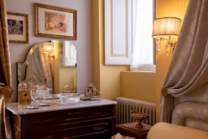 Presidential Double Room | Premium bedding, down comforters, pillowtop beds, individually decorated - Casa Isabella (Rocca San Giovanni)