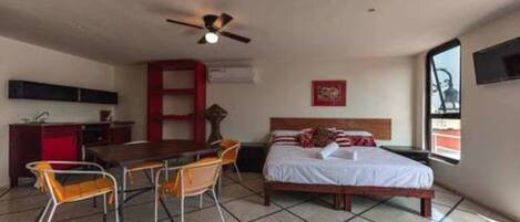 Bureau, fer et planche à repasser, Wi-Fi gratuit, draps fournis