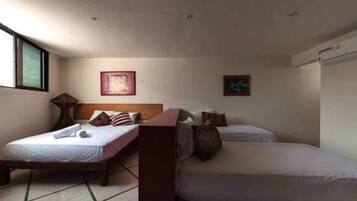 Loft Confort, para no fumadores | Escritorio, tabla de planchar con plancha, wifi gratis y ropa de cama