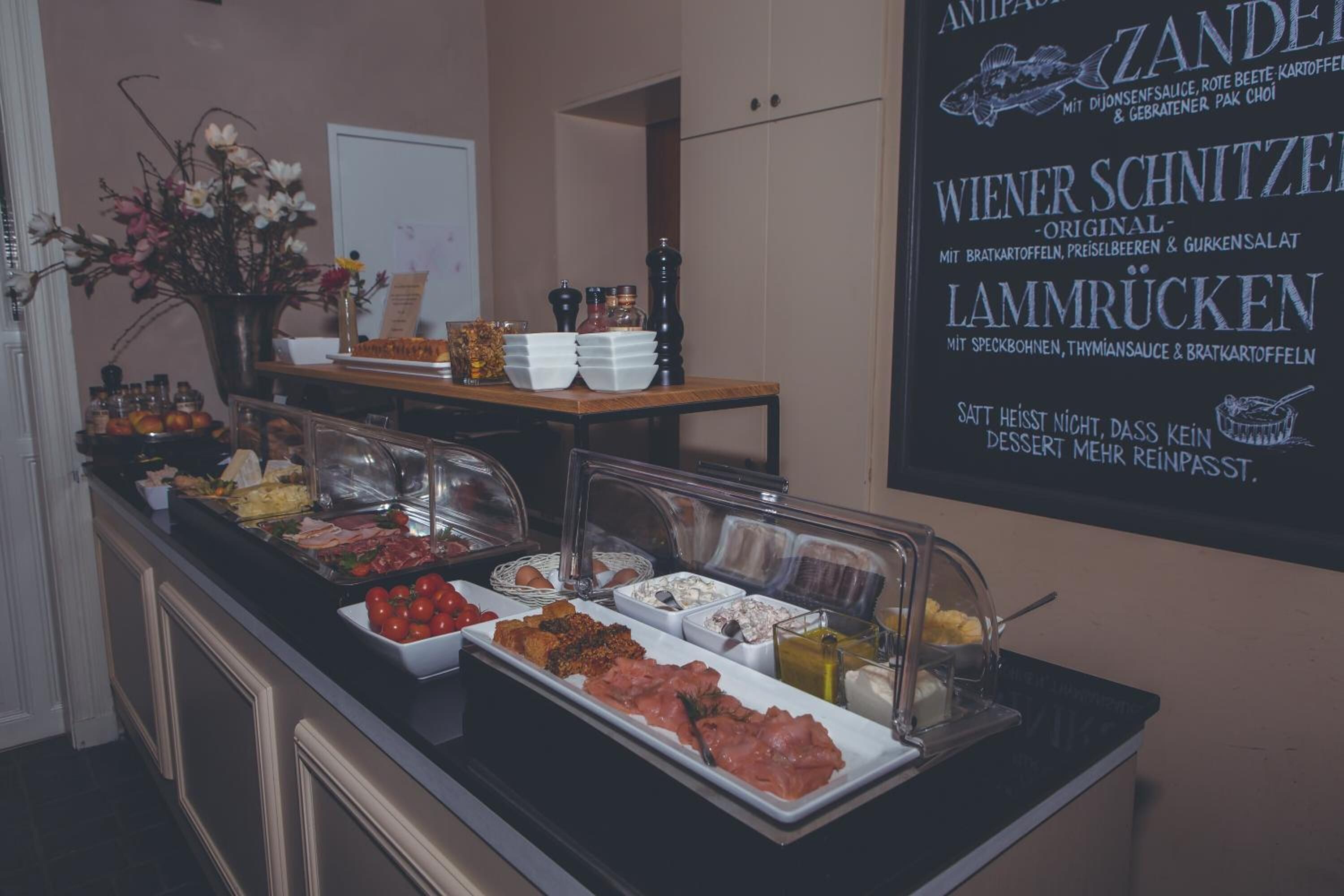 breakfast, lunch, dinner served; international cuisine