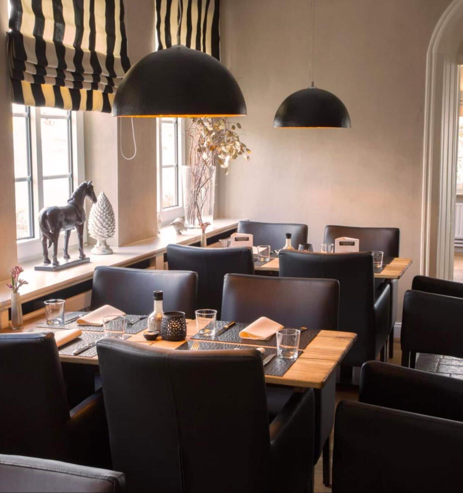 S&#x27;hi serveixen esmorzars, dinars, sopars i plats de cuina internacional 