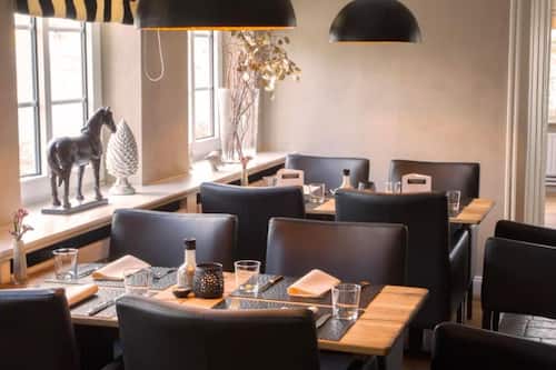 Petit déjeuner et dîner servis sur place
