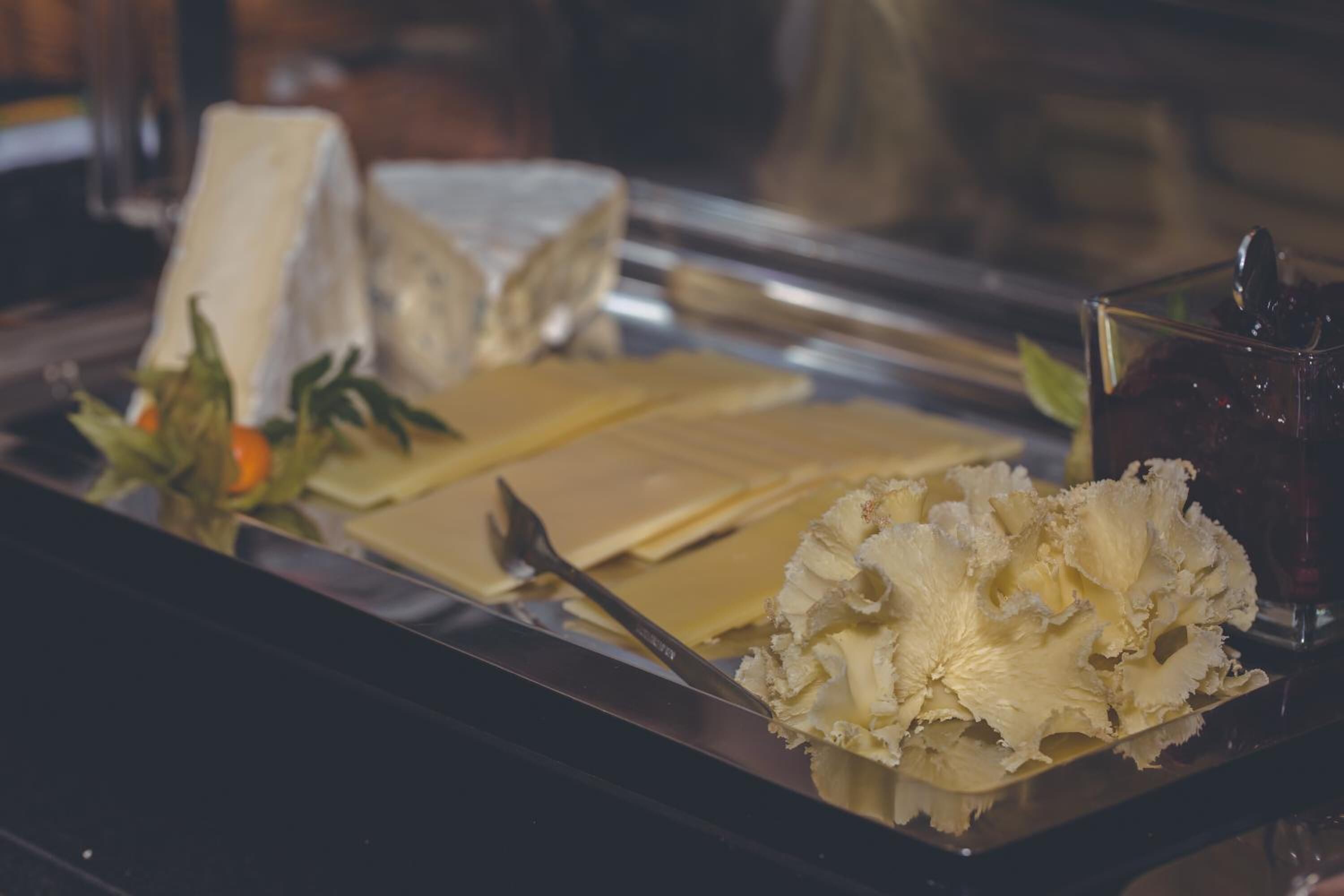 breakfast, lunch, dinner served; international cuisine