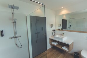 Een douche, gratis toiletartikelen, een haardroger, handdoeken