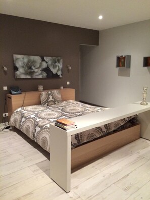 Verduisterende gordijnen, een strijkplank/strijkijzer, gratis wifi