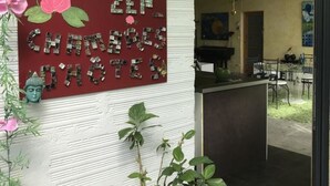 A sign for 'LOFT ZEN' with a decorative design and a potted plant in front. - Loft Zen Bordeaux (Bordeaux)
