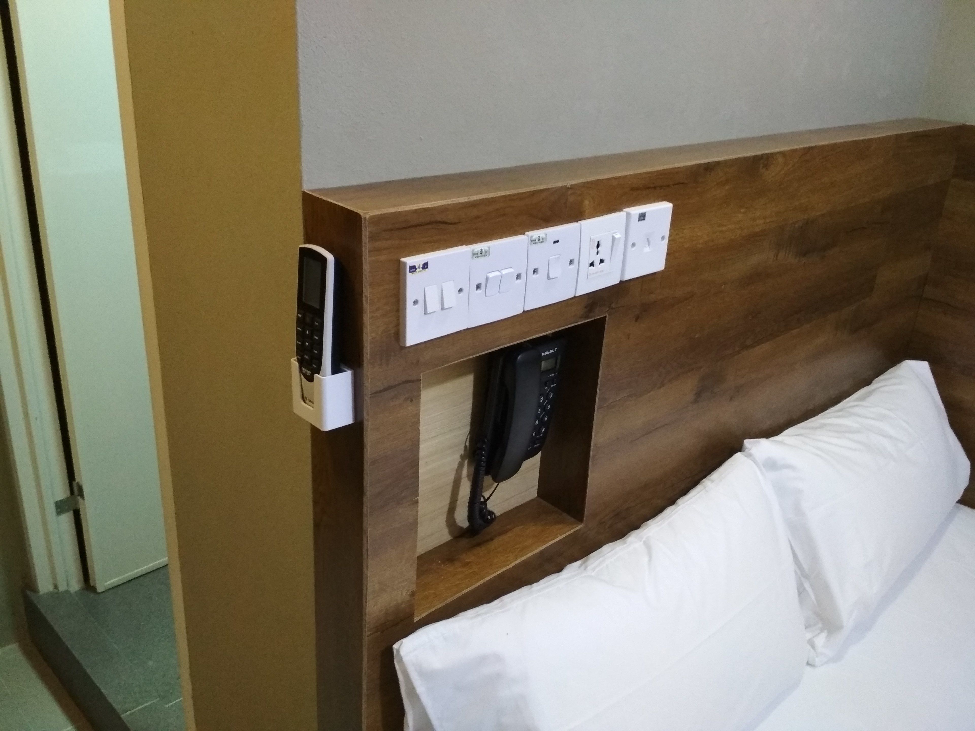 standard double room, 1 queen bed, non smoking | desk, iron/ironing board, free wifi