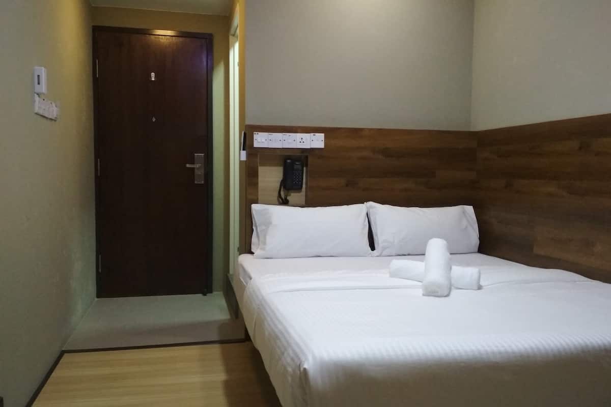 standard double room, 1 queen bed, non smoking | desk, iron/ironing board, free wifi