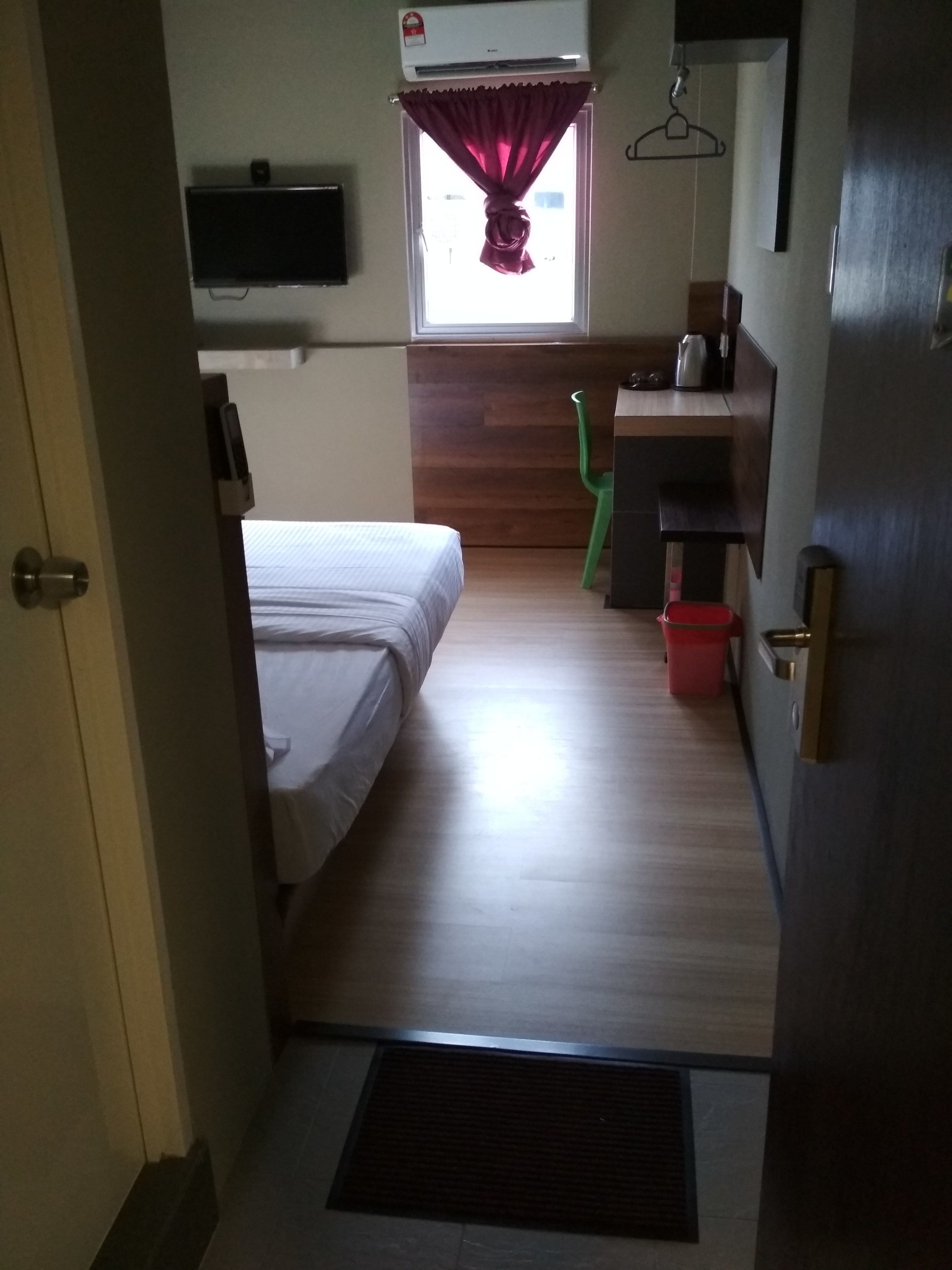 standard double room, 1 queen bed, non smoking | desk, iron/ironing board, free wifi