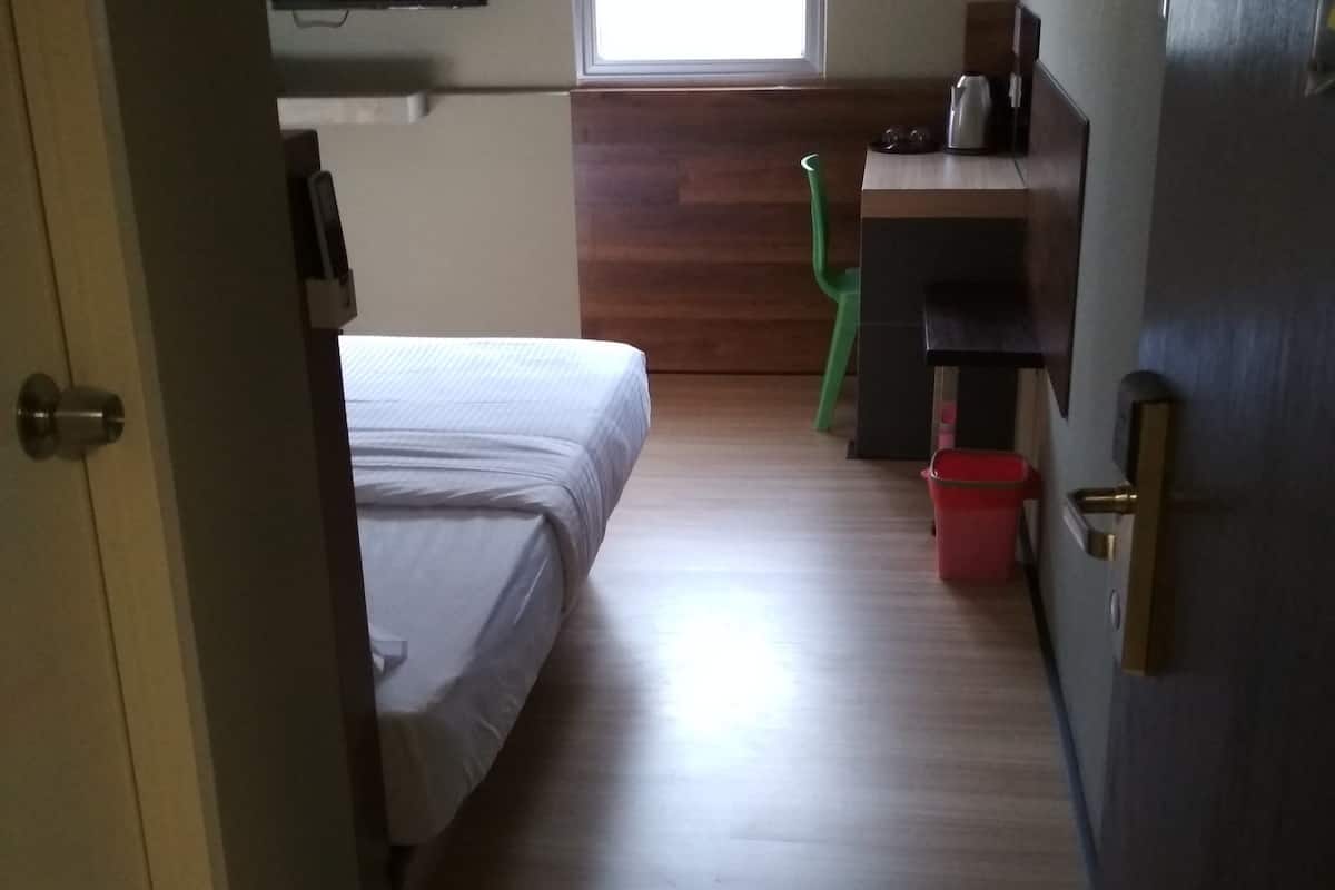 standard double room, 1 queen bed, non smoking | desk, iron/ironing board, free wifi