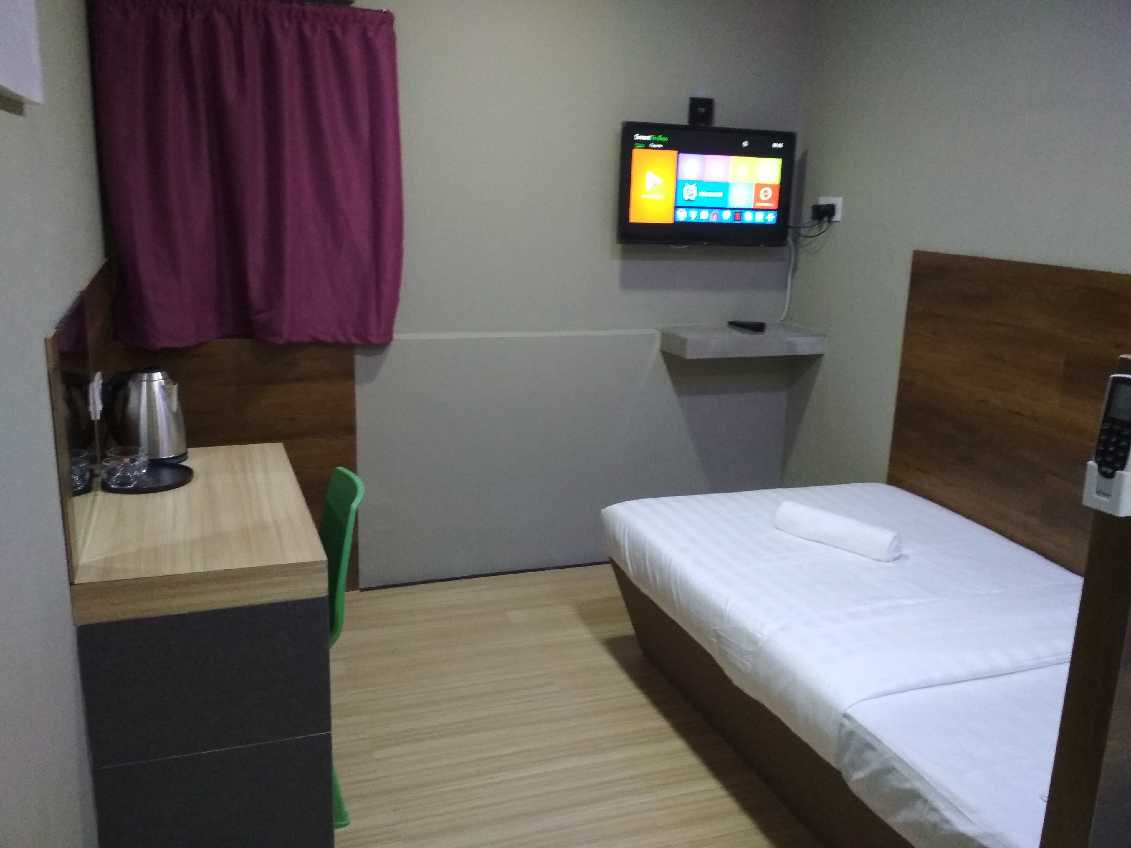 family triple room, multiple beds, non smoking | desk, iron/ironing board, free wifi