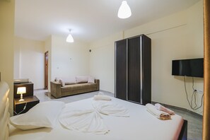 Dreibettzimmer, Meerblick | Minibar, Schreibtisch, schallisolierte Zimmer, kostenloses WLAN