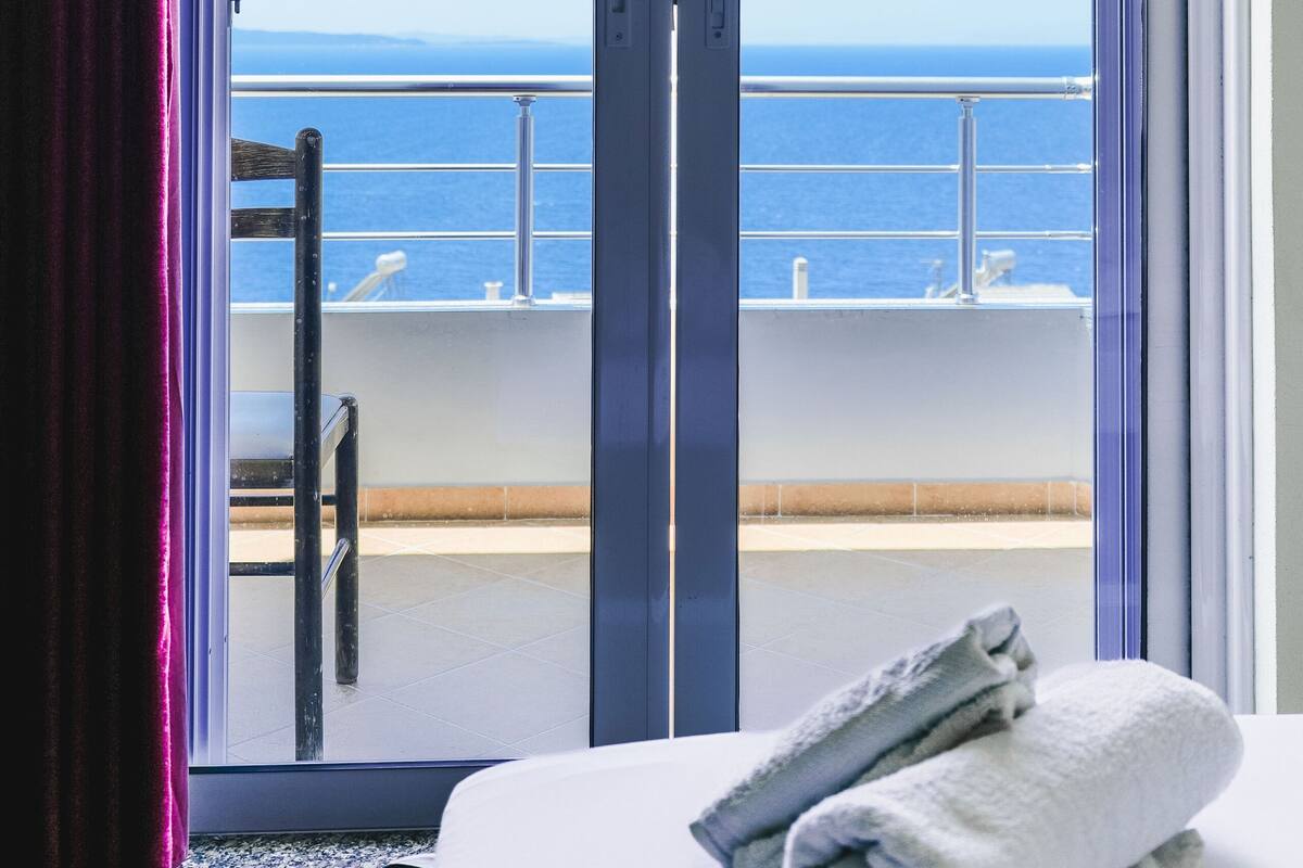 Minibar, desk, soundproofing, WiFi (free)