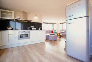 Full-sized fridge, microwave, oven, stovetop