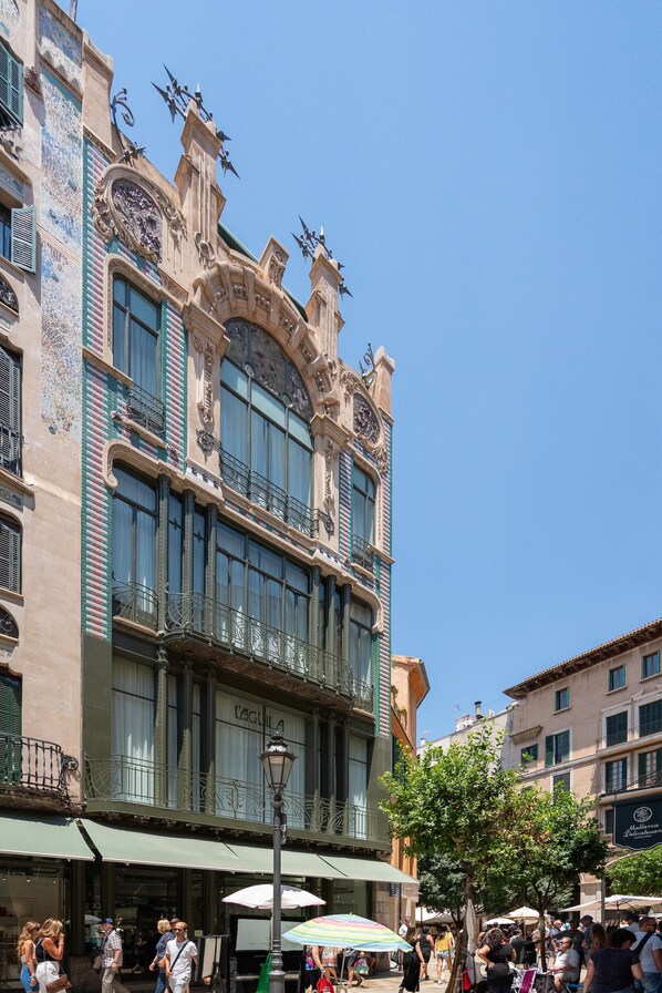 A historic building with ornate facades, large windows, and balconies. - L'Aguila Apartments Turismo de Interior (Palma de Mallorca)