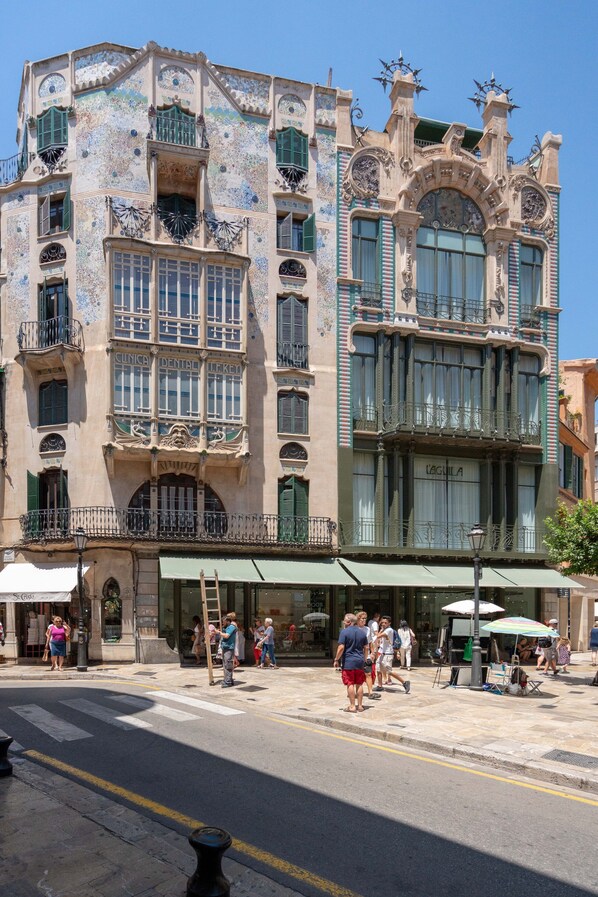 A historic building with ornate facades, large windows, and balconies. - L'Aguila Apartments Turismo de Interior  (Palma de Mallorca)