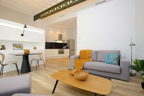 40-inch flat-screen TV with cable channels, TV - L'Aguila Apartments Turismo de Interior  (Palma de Mallorca)
