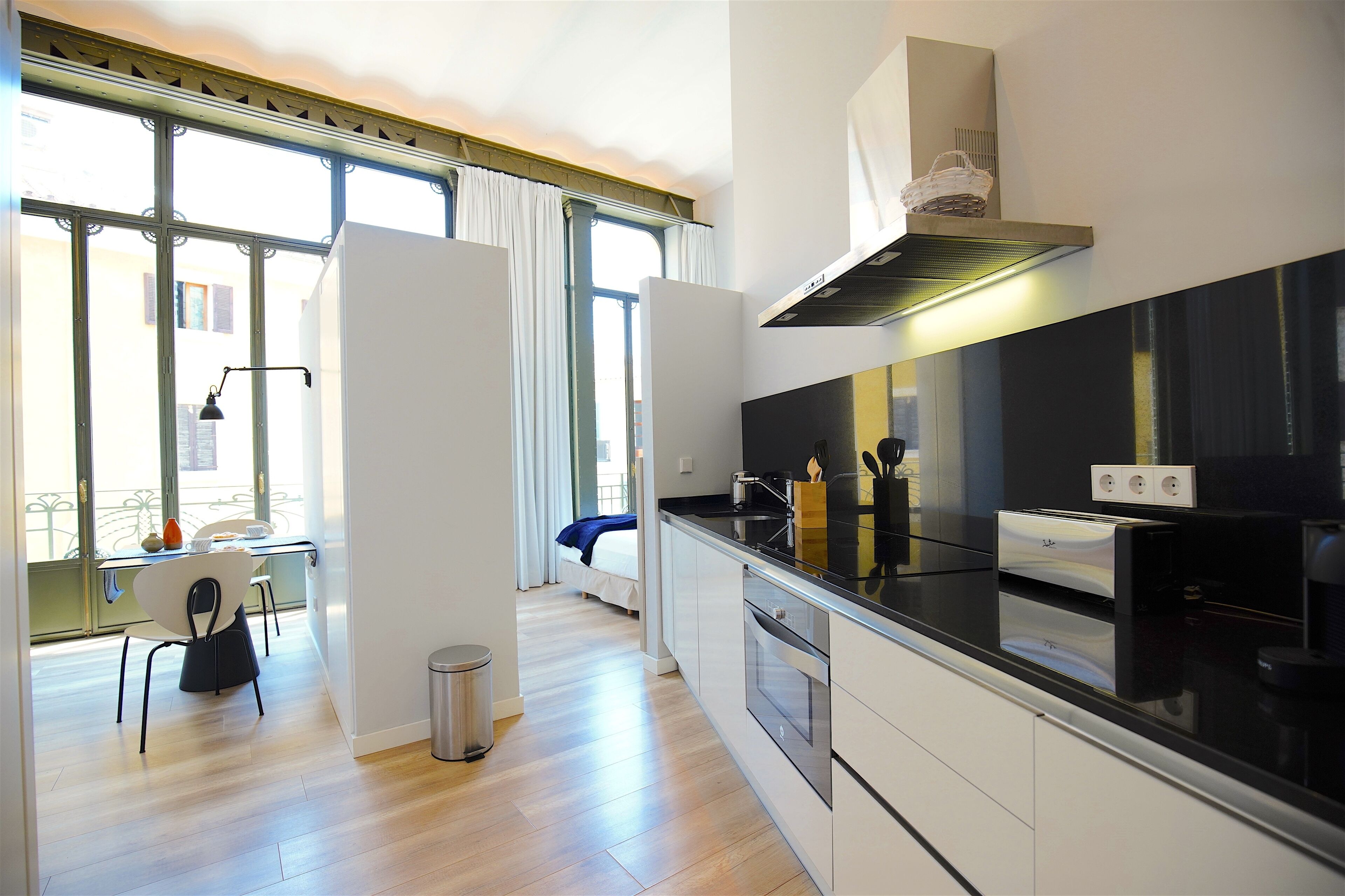 Full-size fridge, microwave, oven, stovetop
