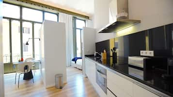 Full-size fridge, microwave, oven, stovetop